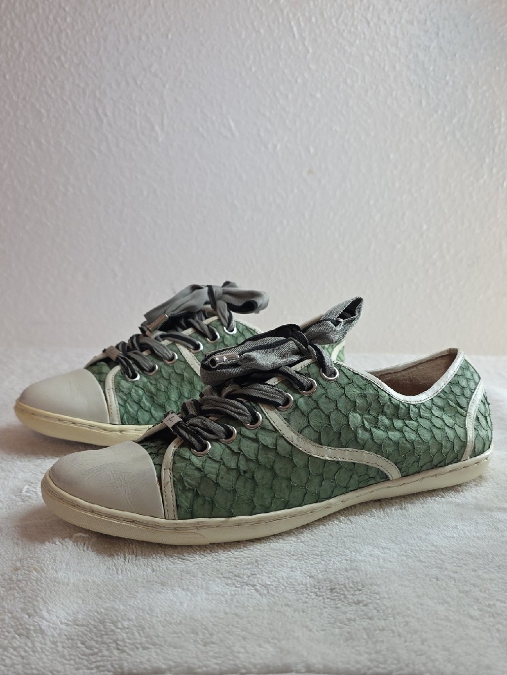 Donald Pliner Lisa Signature Snakeskin Scales Lace Ups Sneakers Ladies 7 Guc
